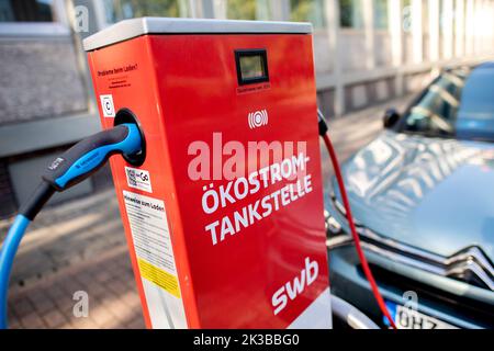 Bremen, Deutschland. 16. September 2022. Eine Swb-Ladestation für Elektrofahrzeuge befindet sich in der Nähe der Bürgerweide im Stadtzentrum. Quelle: Hauke-Christian Dittrich/dpa/Alamy Live News Stockfoto