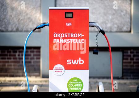 Bremen, Deutschland. 16. September 2022. Eine Swb-Ladestation für Elektrofahrzeuge befindet sich in der Nähe der Bürgerweide im Stadtzentrum. Quelle: Hauke-Christian Dittrich/dpa/Alamy Live News Stockfoto