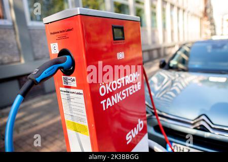 Bremen, Deutschland. 16. September 2022. Eine Swb-Ladestation für Elektrofahrzeuge befindet sich in der Nähe der Bürgerweide im Stadtzentrum. Quelle: Hauke-Christian Dittrich/dpa/Alamy Live News Stockfoto