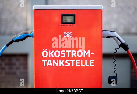 Bremen, Deutschland. 16. September 2022. Eine Swb-Ladestation für Elektrofahrzeuge befindet sich in der Nähe der Bürgerweide im Stadtzentrum. Quelle: Hauke-Christian Dittrich/dpa/Alamy Live News Stockfoto