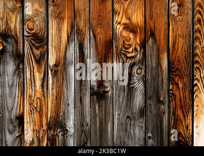 Rustikale Holzplanken Hintergrund für Design. Verwitterte Oberfläche aus dunklem Hartholz. Grungige Holzstruktur aus verblassenem Holz. Stockfoto