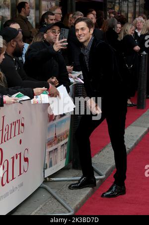 Sep 25, 2022 - London, England, UK - Lucas Bravo besucht Mrs Harris besucht die britische Filmpremiere Curzon Mayfair in Paris Stockfoto