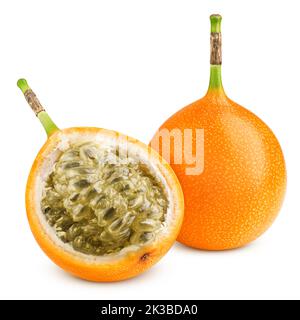 Granadilla oder gelbe Passionsfrucht isoliert auf weißem Hintergrund, Schnittpfad, volle Schärfentiefe Stockfoto