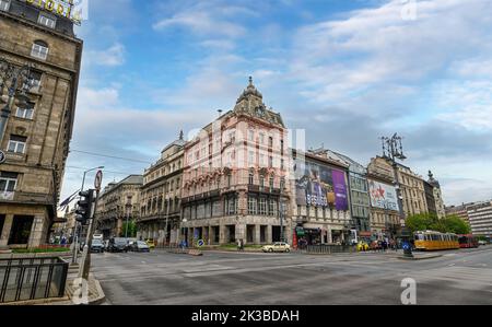 Budapest, Ungarn. Vorderansicht eines wunderschönen alten Gebäudes im Stadtzentrum Stockfoto