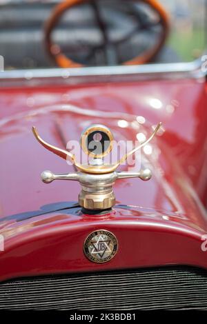 LVIV, UKRAINE - 21. Juni 2013: Boyce Motometer Thermostat in Form von Auto-Emblem. Dodge Brothers Logo auf Oldtimer. Stockfoto