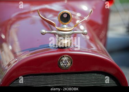 LVIV, UKRAINE - 21. Juni 2013: Boyce Motometer Thermostat in Form von Auto-Emblem. Dodge Brothers Logo auf Oldtimer. Stockfoto