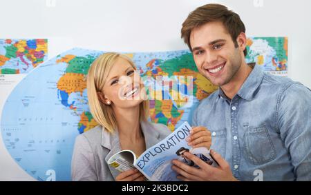 Inspiriert zu einem Abenteuer in Übersee. Ein junges Paar, das eine Reise nach Übersee plant. Stockfoto