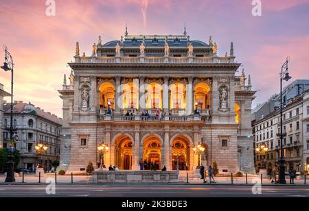 Budapest, Ungarn. Die ungarische Königliche Staatsoper bei Sonnenuntergang, die als eine der schönsten Europas gilt. Stockfoto