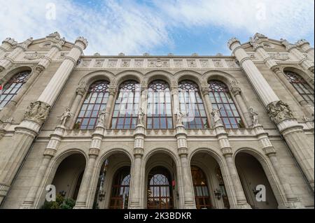 Budapest, Ungarn. Fassade der Vigado-Konzerthalle, Budapests zweitgrößter Konzerthalle, am östlichen Ufer der Donau gelegen. Stockfoto