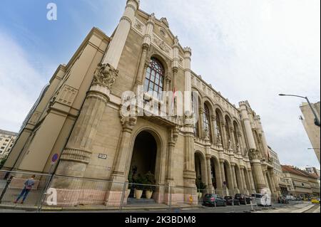 Budapest, Ungarn. Fassade der Vigado-Konzerthalle, Budapests zweitgrößter Konzerthalle, am östlichen Ufer der Donau gelegen. Stockfoto