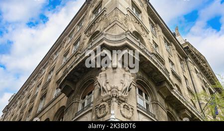 Budapest, Ungarn. Vorderansicht eines wunderschönen alten Gebäudes im Stadtzentrum Stockfoto