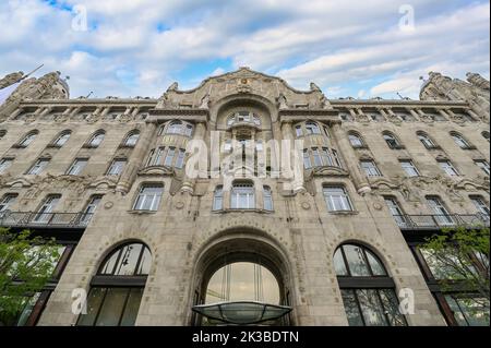 Blick auf das Four Seasons Gresham Palace Hotel Budapest, ein Luxushotel in einem historischen Jugendstilgebäude in der Innenstadt von Budapest, Ungarn Stockfoto