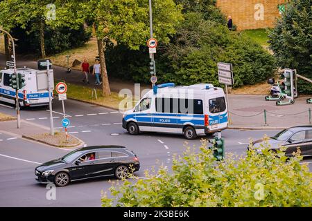 22. Juli 2022, Düsseldorf, Deutschland: Polizei-Minivans ruschin auf der Stadtstraße an der Kreuzung Stockfoto