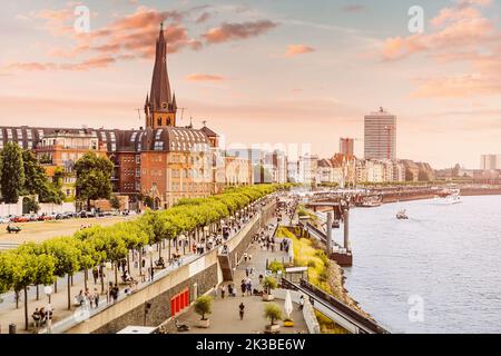 Blick auf die Altstadt von Düsseldorf oder die Altstadt bei Sonnenuntergang. Promenade am Rheinufer. Reisen und besuchen Sie Sehenswürdigkeiten in Deutschland. Beliebte Stadt, Cen Stockfoto