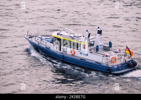 22. Juli 2022, Düsseldorf, Deutschland: Deutsches Polizeiboot patrouilliert an der Rheinküste. Notfall- und Sicherheitskonzept Stockfoto