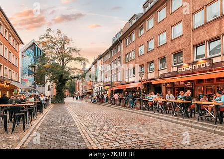 22. Juli 2022, Düsseldorf, Deutschland: Menschen, die sich ausruhen und entspannen und Bier trinken und Snacks in Kneipen und Open-Air-Bars an der alten Stadtstraße essen Stockfoto