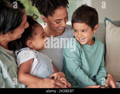 Glückliche Großmutter, Familie und Kinder auf dem Sofa für Gespräche, gute Zeit und gemeinsame Gespräche für ein gesundes Leben und soziale Entwicklung. Liebe Stockfoto