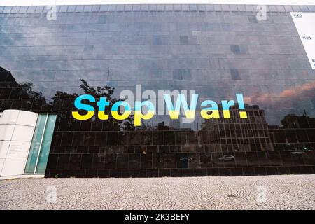 22. Juli 2022, Düsseldorf, Deutschland: Die Inschrift stoppt den Krieg an der Wand des Museums für Moderne Kunst in der Altstadt. Politischer Protest und Militar Stockfoto