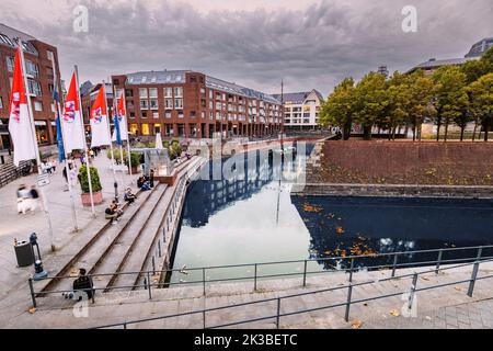 22. Juli 2022, Düsseldorf, Deutschland: Menschen, die an der Promenade des alten Hafens von Düsseldorf in der Altstadt spazieren. Reisen und besuchen Sie Sehenswürdigkeiten in Deutschland. Stockfoto