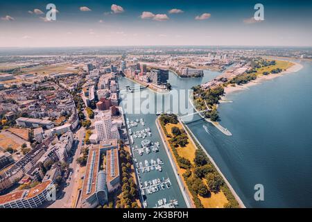 Landschaftlich reizvolle Luftaufnahme des Yachthafens mit festfahrenden Booten und Yachten im Medienhafen in Düsseldorf, Deutschland. Rhein - ist eine wichtige Verkehrslinie. Stockfoto