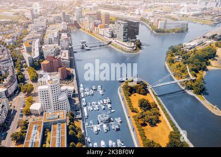 Landschaftlich reizvolle Luftaufnahme des Yachthafens mit festfahrenden Booten und Yachten im Medienhafen in Düsseldorf, Deutschland. Rhein - ist eine wichtige Verkehrslinie. Stockfoto