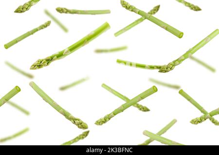 Fallender Spargel isoliert auf weißem Hintergrund, selektiver Fokus Stockfoto