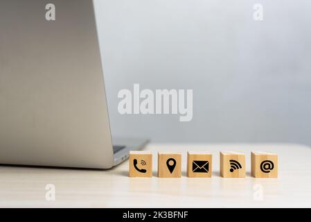 Wood Cube Icon Webseite Kontaktieren Sie uns oder per E-Mail Anruf Telefon, Adresse, Marketing-Konzept auf dem Schreibtisch. Stockfoto