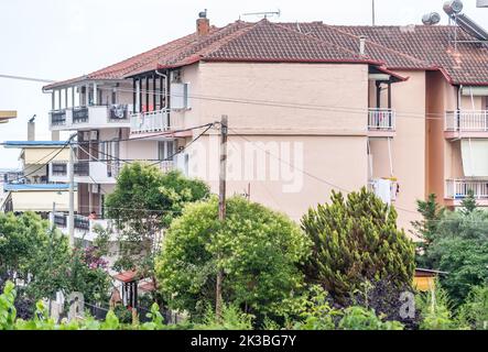 Leptokarya, Griechenland - 10. Juni 2018: Blick auf die Terrassen eines privaten Hotels in einem kleinen ruhigen Ort Leptokarya, Griechenland . Stockfoto