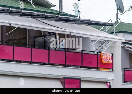 Ein Blick auf die Terrassen eines privaten Hotels in einem kleinen ruhigen Ort Leptokarya, Griechenland . Stockfoto