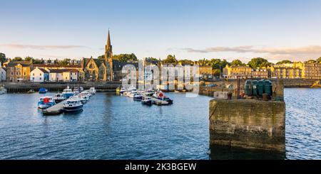 Die Morgensonne erleuchtet Newhaven mit seinem malerischen Hafen am Firth of Forth, Edinburgh, Schottland, Stockfoto