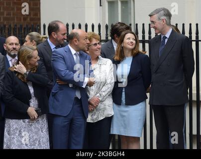 Der Abgeordnete Jacob Rees-Mogg (Con: N E Somerset) wurde später zum Minister für Wirtschaft, Energie und Industriestrategie - in der Downing Street, um die Rede zu hören Stockfoto