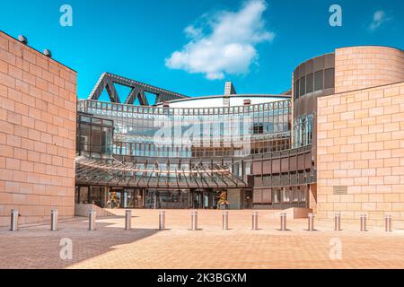 23. Juli 2022, Düsseldorf, Deutschland: Landtag oder regionale Verwaltungseinrichtung von Nordrhein Westfalen. Panoramablick auf das parlamentsgebäude Stockfoto