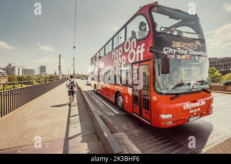 23. Juli 2022, Düsseldorf, Deutschland: Der Doppeldecker-Touristenbus Hop on Hop off transportiert Reisende durch die europäische Altstadt Stockfoto