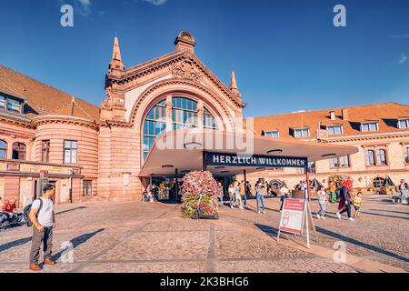 23. Juli 2022, Osnabruck, Deutschland: Eingang zum Hauptbahnhof. Transport Verkehr und Wahrzeichen der Stadt Niedersachsen Stockfoto