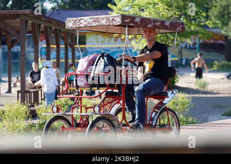Russland Vyborg 08.08.2021 Im Sommer Fährt Ein Mann in einem Park mit einem vierrädrigen Fahrrad. Hochwertige Fotos Stockfoto