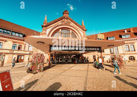 23. Juli 2022, Osnabruck, Deutschland: Eingang zum Hauptbahnhof. Transport Verkehr und Wahrzeichen der Stadt Niedersachsen Stockfoto