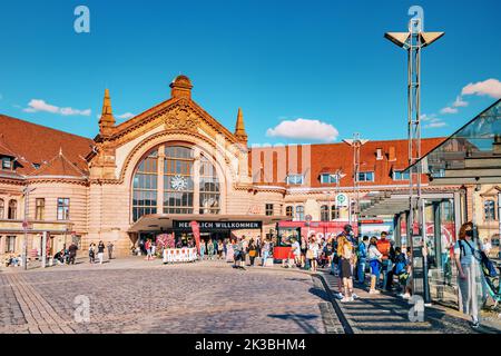 23. Juli 2022, Osnabruck, Deutschland: Eingang zum Hauptbahnhof. Transport Verkehr und Wahrzeichen der Stadt Niedersachsen Stockfoto