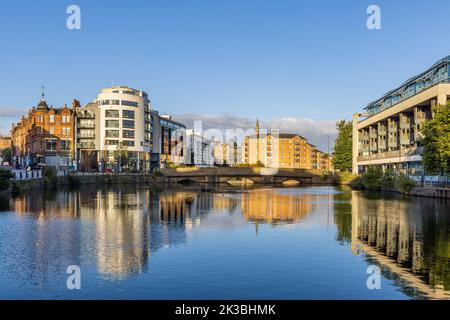 Gebäude spiegeln sich im Wasser von Leith in Edinburgh, Schottland. Stockfoto