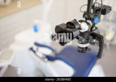 Nahaufnahme des Zahnmikroskops in einem neuen modernen Krankenwagen. Stockfoto