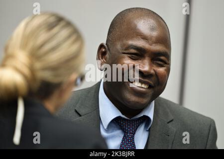 2022-09-26 09:30:38 Mahamat sagte, Abdel Kani, rechts, sprach mit seiner Hauptverteidigerin Jennifer Naouri, links, im Gerichtssaal des Internationalen Strafgerichtshofs in Den Haag, Niederlande, Montag, den 26. September 2022. Der Prozess gegen einen angeblichen Kommandanten einer hauptsächlich muslimischen Rebellengruppe aus der Zentralafrikanischen Republik wurde eröffnet und der Verbrechen gegen die Menschlichkeit und Kriegsverbrechen beschuldigt. (AP Photo/Peter Dejong, Pool) niederlande Out - belgien Out Stockfoto