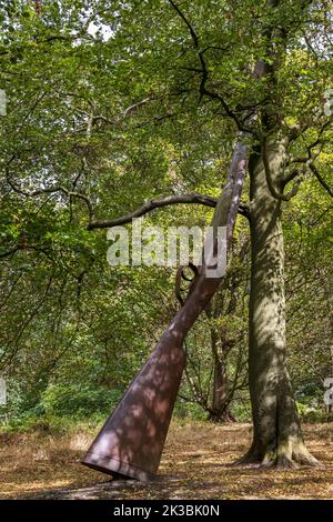 „Landscape with Gun and Tree“, Kunstwerke von Cornelia Parker. Gala Hill Wood, Jupiter Artland, Wilkieston, Edinburgh, West Lothian, Schottland. Stockfoto