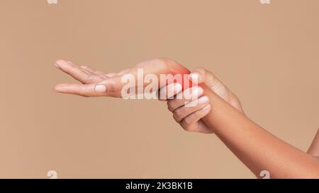 Nahaufnahme einer Dame, die schmerzhaftes Handgelenk hält, entzündete rote Zone berührt, Panorama, Kopierraum Stockfoto