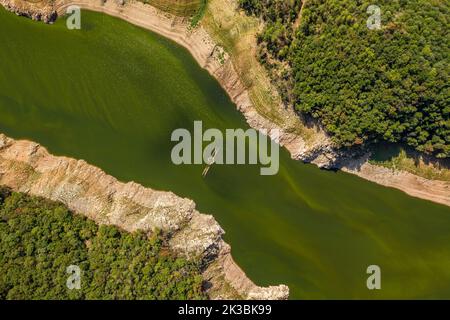 Luftaufnahme des Stausees Susqueda in der Gegend von Sant Martí de Querós während der Sommertrockenheit von 2022. Die Brücke von Querós beginnt zu sehen (Spanien) Stockfoto