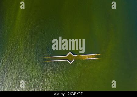 Luftaufnahme des Stausees Susqueda in der Gegend von Sant Martí de Querós während der Sommertrockenheit von 2022. Die Brücke von Querós beginnt zu sehen (Spanien) Stockfoto