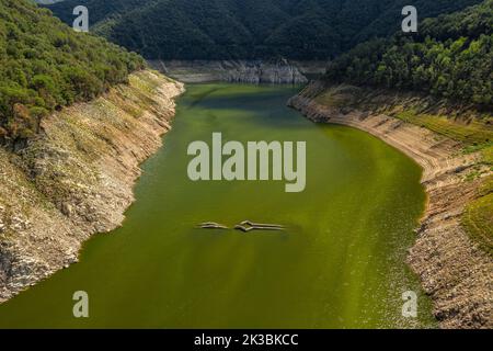Luftaufnahme des Stausees Susqueda im Gebiet Sant Martí de Querós während der Sommertrockenheit von 2022 (Les Guilleries, Girona, Katalonien, Spanien) Stockfoto