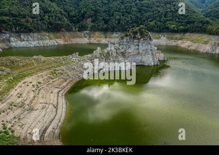 Luftaufnahme des Stausees Susqueda im Gebiet Sant Martí de Querós während der Sommertrockenheit von 2022 (Les Guilleries, Girona, Katalonien, Spanien) Stockfoto