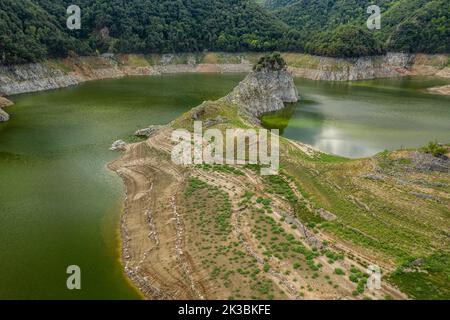 Luftaufnahme des Stausees Susqueda im Gebiet Sant Martí de Querós während der Sommertrockenheit von 2022 (Les Guilleries, Girona, Katalonien, Spanien) Stockfoto