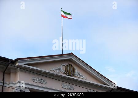 Nicht exklusiv: KIEW, UKRAINE - 24. SEPTEMBER 2022 - die Flagge der Islamischen Republik Iran fliegt über der Botschaft in Kiew, der Hauptstadt der Ukraine. Stockfoto