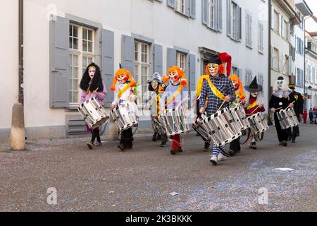 Schweiz, Basel, 8. März 2022. Kleine Gruppe von Faschings-Snare-Trommlern in bunten Kostümen Stockfoto