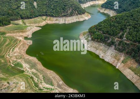Luftaufnahme des Stausees Susqueda im Gebiet Sant Martí de Querós während der Sommertrockenheit von 2022 (Les Guilleries, Girona, Katalonien, Spanien) Stockfoto